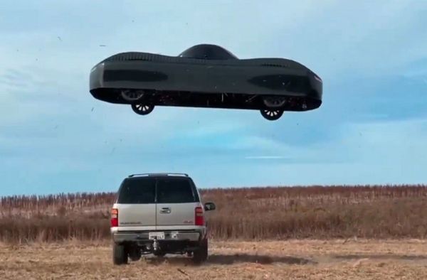 Alef Aeronautics日前順利在加州完成首款電動飛行車試飛，可垂直起飛。（翻攝X@shelikhovskij）