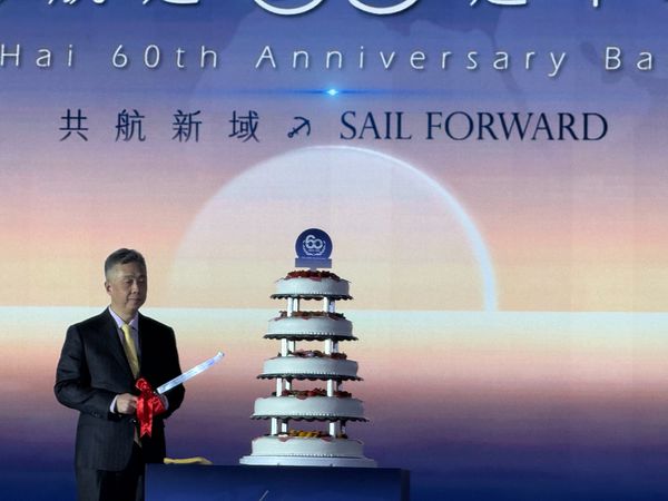 ▲萬海陳家是大家庭，60周年慶化繁為簡，僅由董事長陳柏廷一人代表切蛋糕。（圖／業者提供）