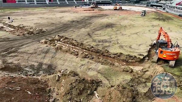 新竹市立棒球場啟動覆土移除作業後，外野區域挖出大量混凝土石塊，夾雜塑膠製品、廢電線、紅磚等營造廢棄物。（讀者提供）