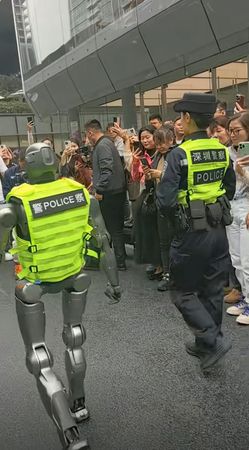 【有片】中國機器人警察霸氣出巡！下秒險滑倒　正妹女警變「看護」攙扶