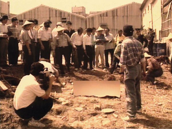 警方找來殯葬人員協助，在棄屍現場挖出一百多塊骨骸。（東森新聞提供）