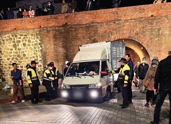 柯文哲曾想利用競選販賣車及功德箱，以電子支付對小草們進行小額募款。（恆春分局提供）