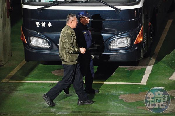 柯文哲（左）預計在3月20日出庭受審。