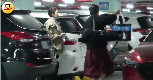 大哥恩寵1／宋羽葤遭爆被特別照顧胡瓜撇清　緋聞男伴車上晾腳丫子好愜意