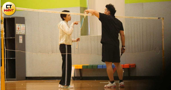 大哥恩寵1／宋羽葤遭爆被特別照顧胡瓜撇清　緋聞男伴車上晾腳丫子好愜意