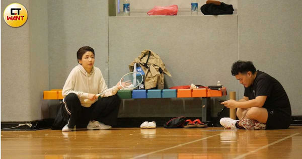 大哥恩寵1／宋羽葤遭爆被特別照顧胡瓜撇清　緋聞男伴車上晾腳丫子好愜意