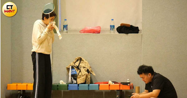 大哥恩寵1／宋羽葤遭爆被特別照顧胡瓜撇清　緋聞男伴車上晾腳丫子好愜意