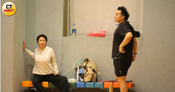 大哥恩寵1／宋羽葤遭爆被特別照顧胡瓜撇清　緋聞男伴車上晾腳丫子好愜意