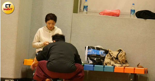 大哥恩寵1／宋羽葤遭爆被特別照顧胡瓜撇清　緋聞男伴車上晾腳丫子好愜意