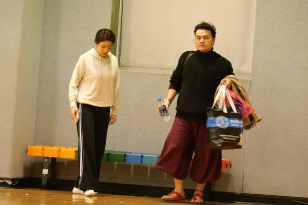 大哥恩寵1／宋羽葤遭爆被特別照顧胡瓜撇清　緋聞男伴車上晾腳丫子好愜意