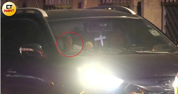 大哥恩寵1／宋羽葤遭爆被特別照顧胡瓜撇清　緋聞男伴車上晾腳丫子好愜意