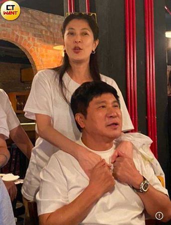 大哥恩寵1／宋羽葤遭爆被特別照顧胡瓜撇清　緋聞男伴車上晾腳丫子好愜意