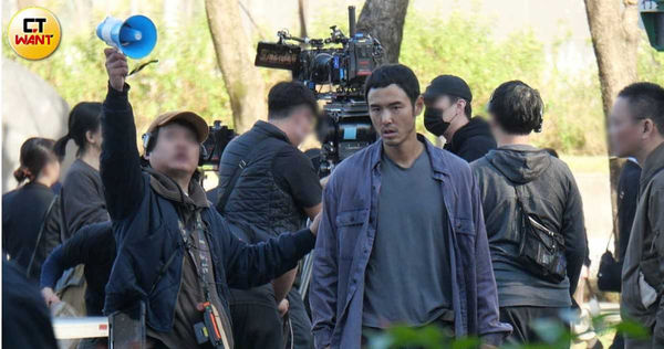 拚命工作1／阮經天喪母後復工拍戲　睡眠不足按摩面露痛苦