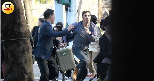 拚命工作1／阮經天喪母後復工拍戲　睡眠不足按摩面露痛苦