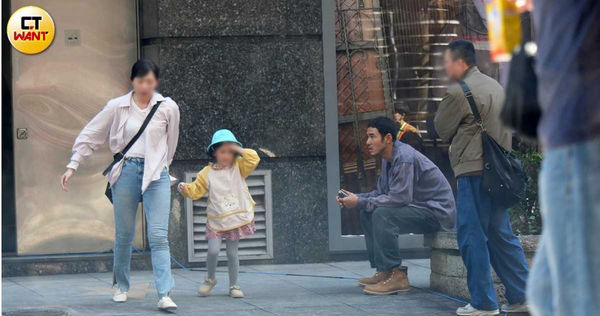 拚命工作1／阮經天喪母後復工拍戲　睡眠不足按摩面露痛苦