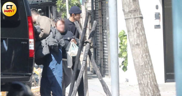 拚命工作1／阮經天喪母後復工拍戲　睡眠不足按摩面露痛苦