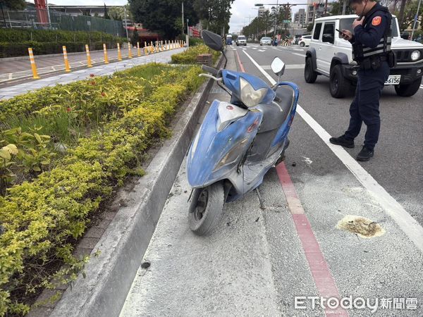 ▲吳姓失業男交通違規被攔查，竟情緒失控縱火燒自己機車油箱桶。（圖／記者楊永盛翻攝）