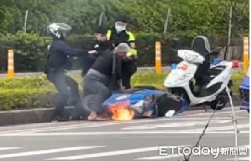 ▲吳姓失業男交通違規被攔查，竟情緒失控縱火燒自己機車油箱桶。（圖／記者楊永盛翻攝）