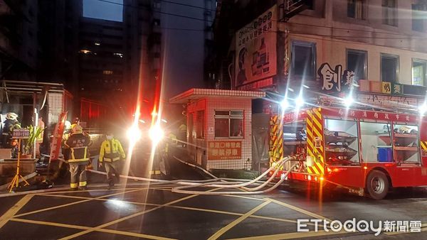▲汐止忠孝街某社區地下停車場發生火燒車意外。（圖／記者張君豪翻攝）