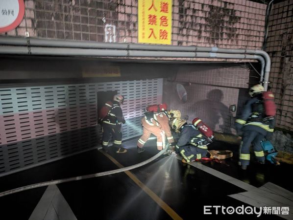 ▲汐止忠孝街某社區地下停車場發生火燒車意外。（圖／記者張君豪翻攝）