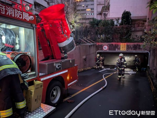 ▲汐止忠孝街某社區地下停車場發生火燒車意外。（圖／記者張君豪翻攝）