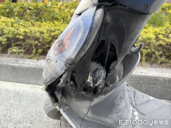 ▲吳姓失業男交通違規被攔查，竟情緒失控縱火燒自己機車油箱桶。（圖／記者楊永盛翻攝）