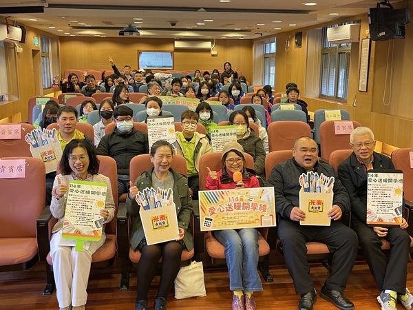 ▲▼郭昭巖攜手光南大批發　捐贈360份文具禮包助弱勢學生安心開學。（圖／台北市議員郭昭巖辦公室提供）