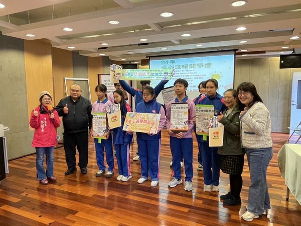 ▲▼郭昭巖攜手光南大批發　捐贈360份文具禮包助弱勢學生安心開學。（圖／台北市議員郭昭巖辦公室提供）