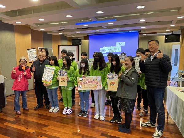 ▲▼郭昭巖攜手光南大批發　捐贈360份文具禮包助弱勢學生安心開學。（圖／台北市議員郭昭巖辦公室提供）