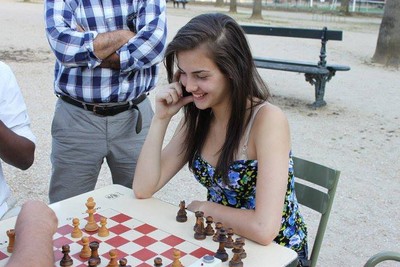 西洋棋女神超吸睛，對手都不專心了❤