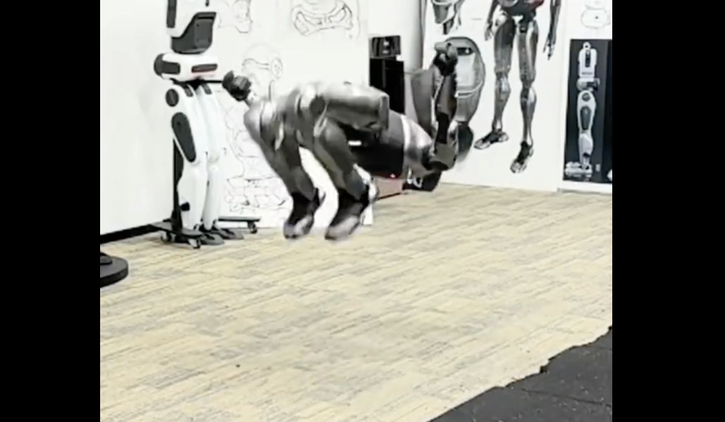 ▲深圳機器人公司研發的人形機器人完成全球首例前空翻任務。（圖／翻攝微博）