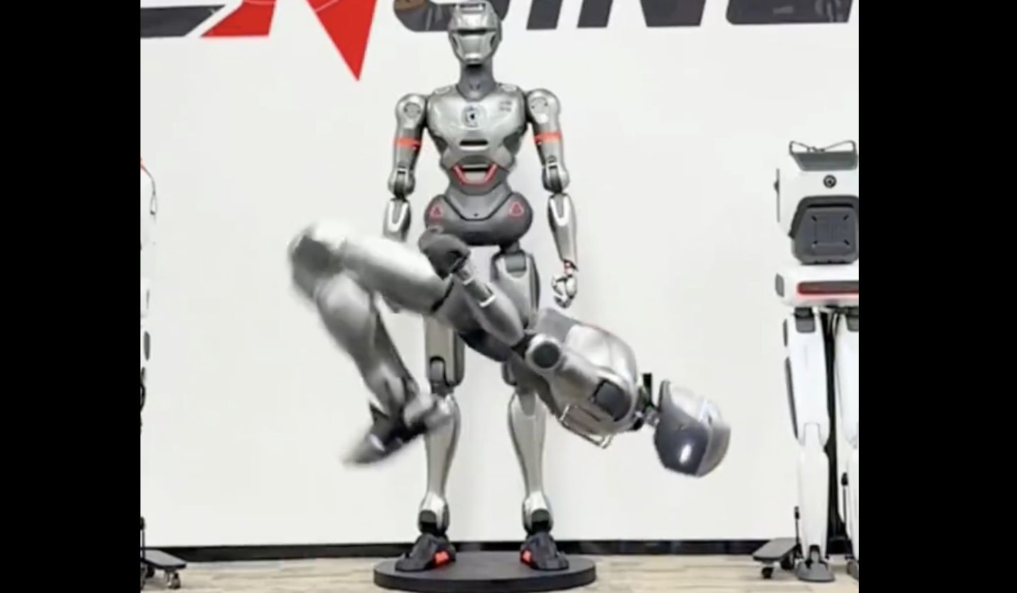 ▲深圳機器人公司研發的人形機器人完成全球首例前空翻任務。（圖／翻攝微博）