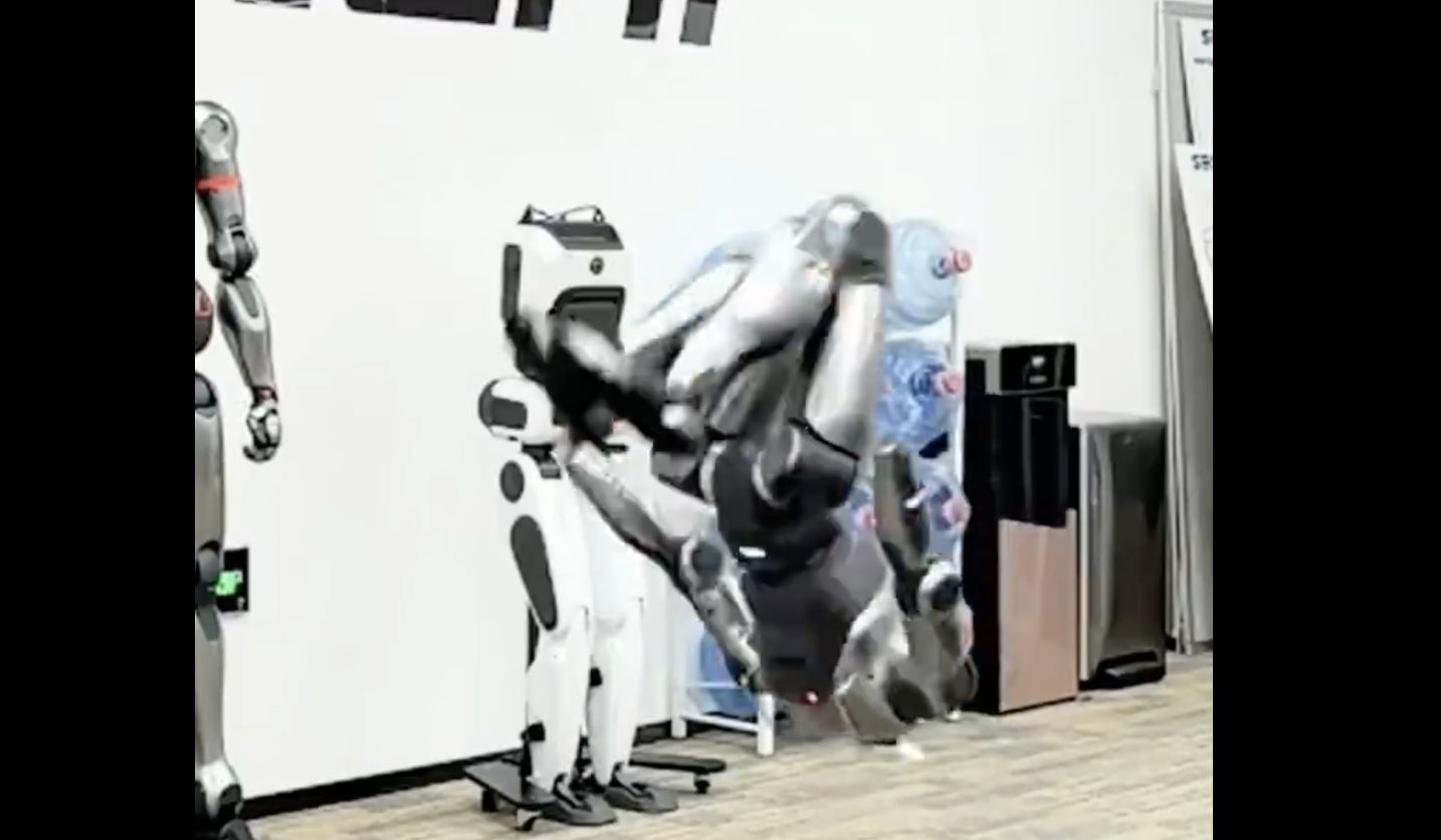 ▲深圳機器人公司研發的人形機器人完成全球首例前空翻任務。（圖／翻攝微博）