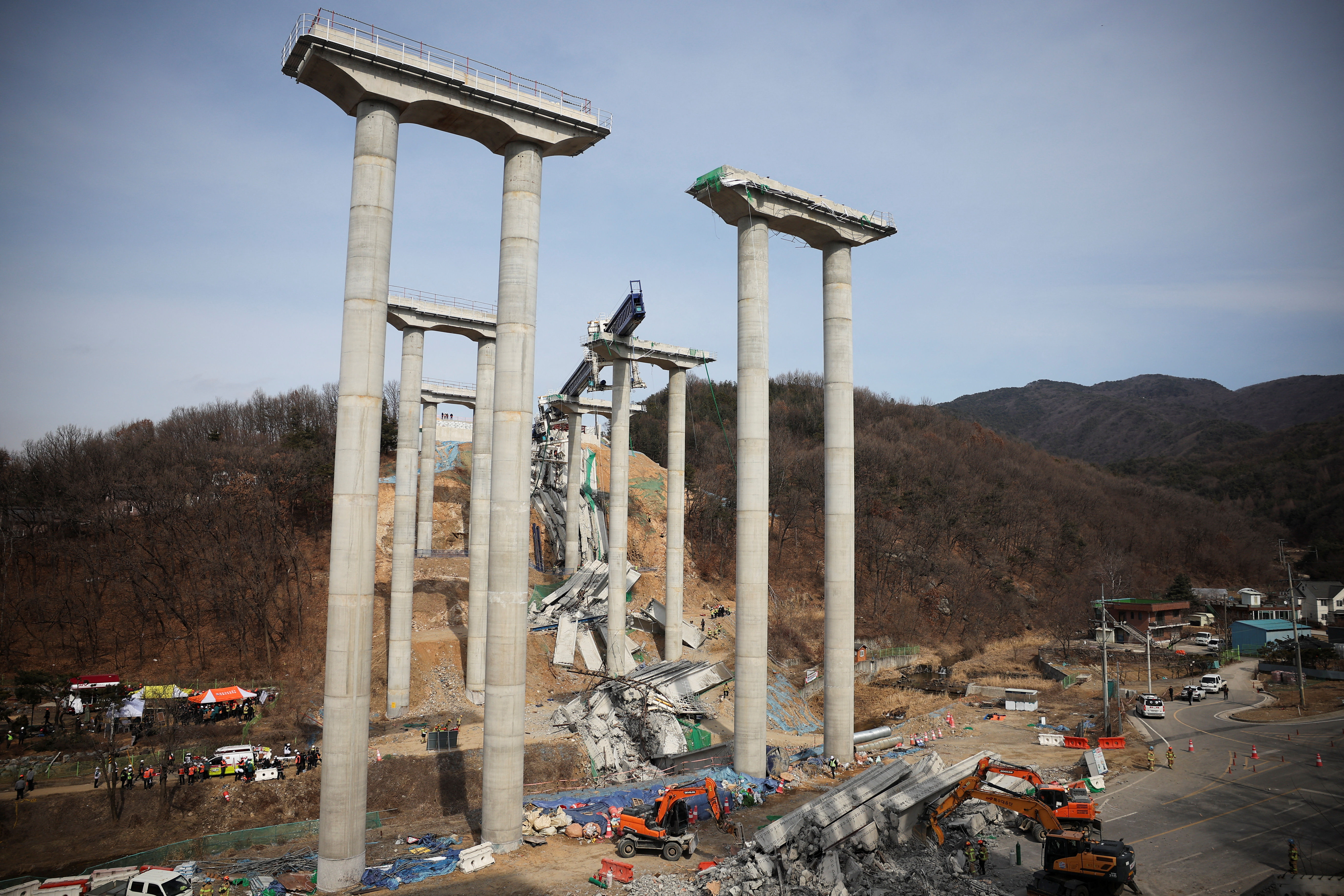 ▲▼南韓「首爾世宗高速公路」忠清南道天安市路段的高架橋興建時發生崩塌。(圖/路透)