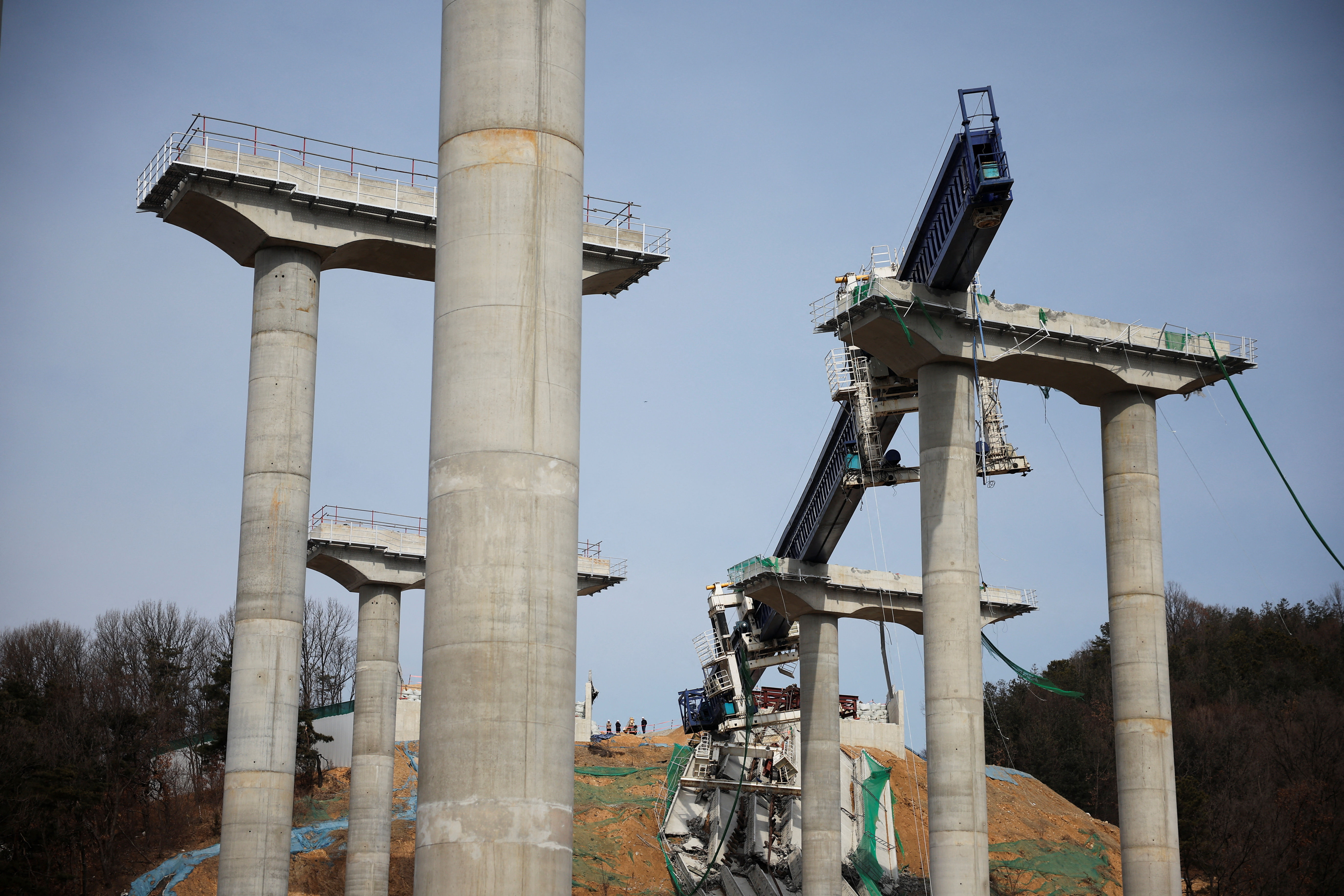 ▲▼南韓「首爾世宗高速公路」忠清南道天安市路段的高架橋興建時發生崩塌。(圖/路透)