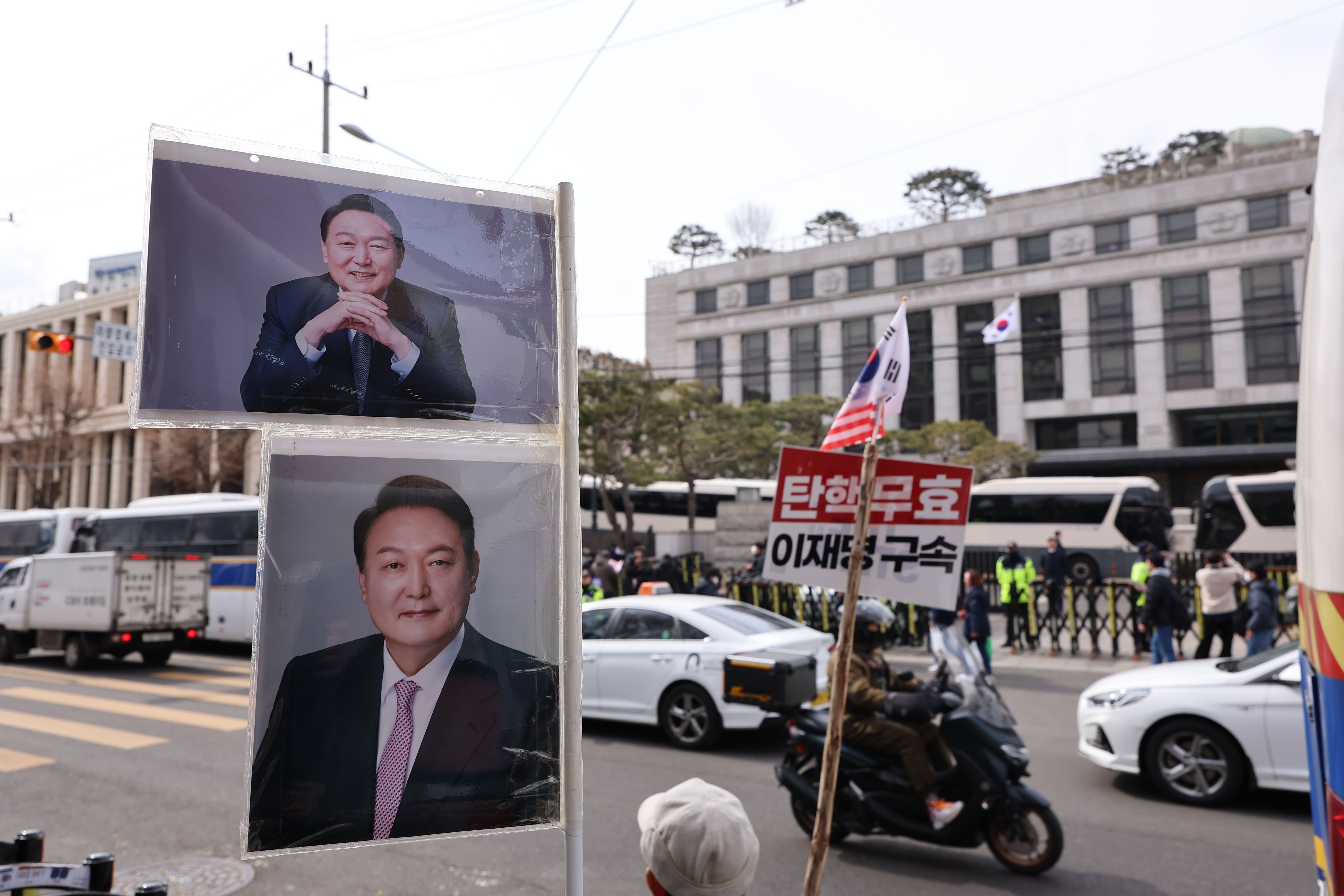 ▲▼南韓憲法裁判所25日下午將針對尹錫悅彈劾案召開最終辯論程序。支持者聚集在外,宣稱彈劾無效,同時呼籲關押李在明。(圖/達志影像)