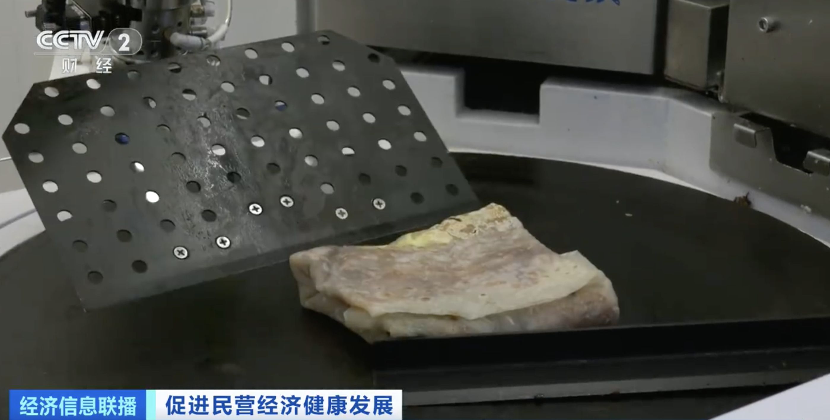 ▲大陸首個熟食機器人執照在北京經開區發出，機器大廚3分鐘完成一份煎餅果子。（圖／翻攝央視）