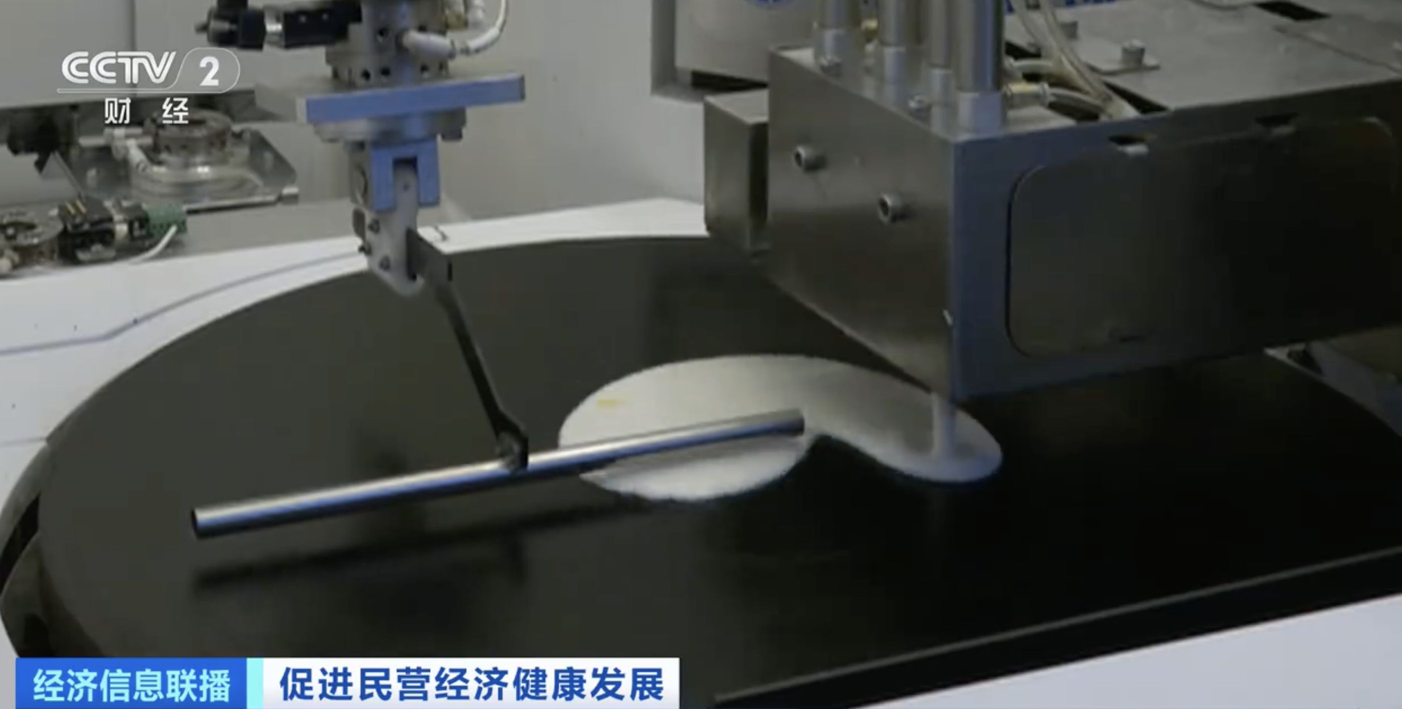 ▲大陸首個熟食機器人執照在北京經開區發出，機器大廚3分鐘完成一份煎餅果子。（圖／翻攝央視）