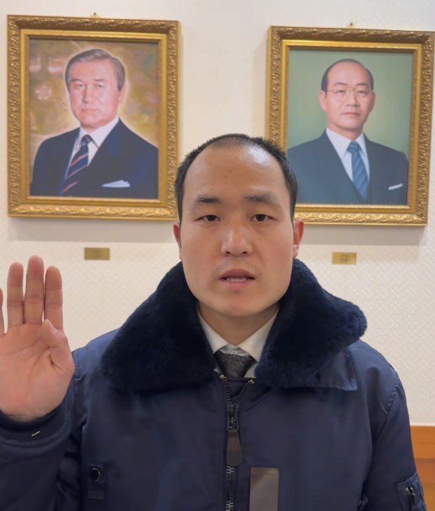 ▲▼中國男前往南韓青瓦台、光州旅遊時，刻意模仿起南韓前總統全斗煥的外貌和手勢。（圖／翻攝自TikTok）