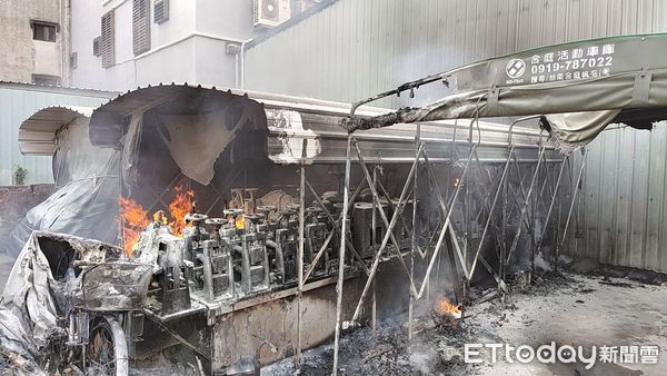 ▲台南市安南區北安路四段548巷內1處戶外臨時車棚，25日上午發生火警，內有1部車輛起火，消防人員搶滅火。（圖／民眾提供，下同）