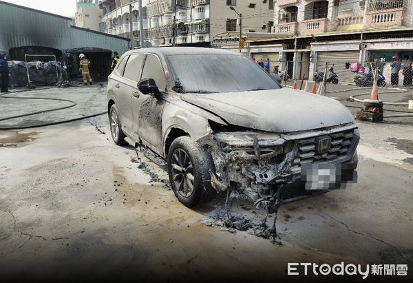 ▲台南市安南區北安路四段548巷內1處戶外臨時車棚，25日上午發生火警，內有1部車輛起火，消防人員搶滅火。（圖／民眾提供，下同）