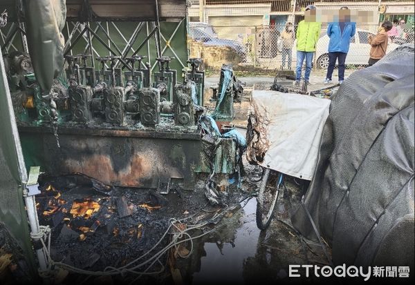 ▲台南市安南區北安路四段548巷內1處戶外臨時車棚，25日上午發生火警，內有1部車輛起火，消防人員搶滅火。（圖／民眾提供，下同）