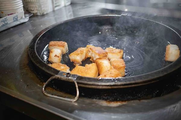 ▲▼永樂夜市關帝廟無名蘿蔔糕、燉湯。（圖／部落客美熊很愛吃授權提供）