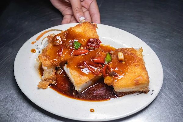 ▲▼永樂夜市關帝廟無名蘿蔔糕、燉湯。（圖／部落客美熊很愛吃授權提供）