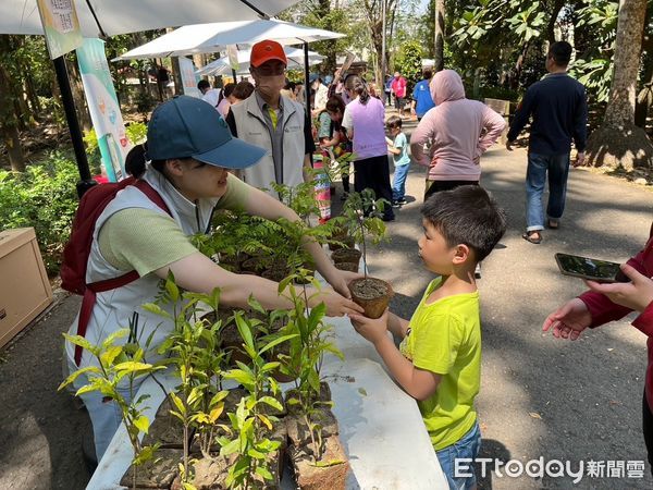 ▲林業及自然保育署嘉義分署為辦理2025「織一片生態綠網」植樹月，將於3月在台南及嘉義地區舉辦逾30場次贈苗活動，邀請民眾用發票兌換樹苗。（圖／記者林東良翻攝，下同）