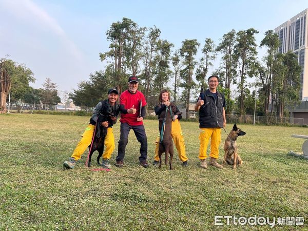 ▲▼高雄市政府消防局日前參與搜救犬領犬員進階訓練及國際搜救犬認證評測，6組警義消領犬員及搜救犬全數通過，取得4隻中級認證及2隻初級認證佳績。（圖／記者吳世龍翻攝）