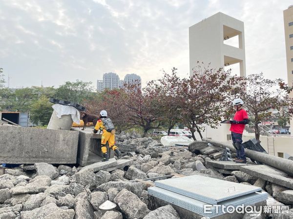 ▲▼高雄市政府消防局日前參與搜救犬領犬員進階訓練及國際搜救犬認證評測，6組警義消領犬員及搜救犬全數通過，取得4隻中級認證及2隻初級認證佳績。（圖／記者吳世龍翻攝）
