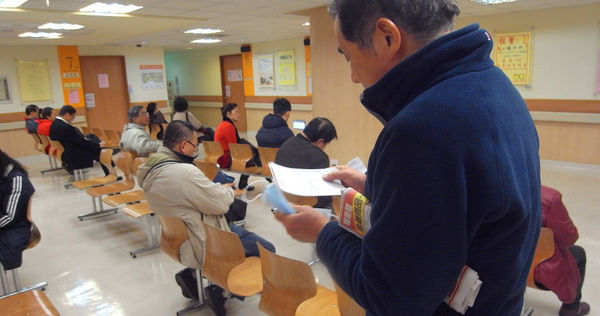 副本理賠的實支實付住院險保單停賣之後，如何在投保健康險買到足夠保額以轉嫁醫療費壓力，受到民眾的關注（圖／報系資料）