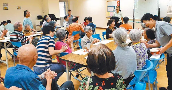 長照險因為認定符合保單條款理賠約定的審核相對重大傷病險的一次給付型複雜。（示意圖／報系資料）