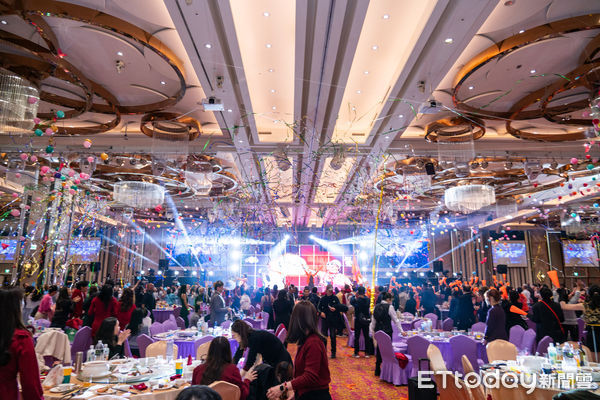 ▲小24歲新嬌妻偕金錢豹董座，舞台手持權杖宣示主權。（圖／葳格提供）